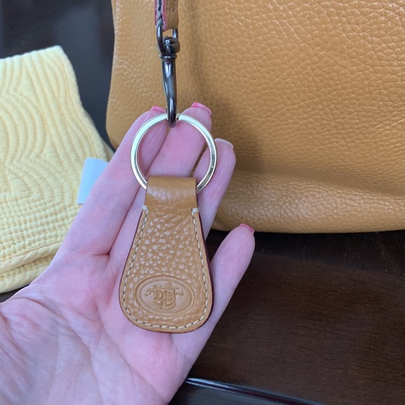 Dooney & Bourke Pebble Logo Lock Large Sac in natural. - Picture 7 of 15